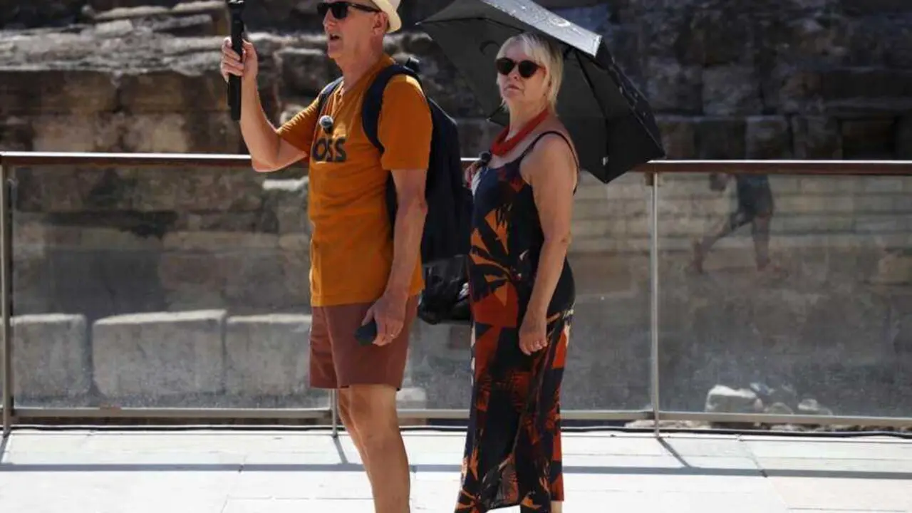  Archivo - Varias personas se protegen del sol en una calle  (Andaluc&iacute;a, Espa&ntilde;a).<br>- &Aacute;lex Zea - Europa Press - Archivo 