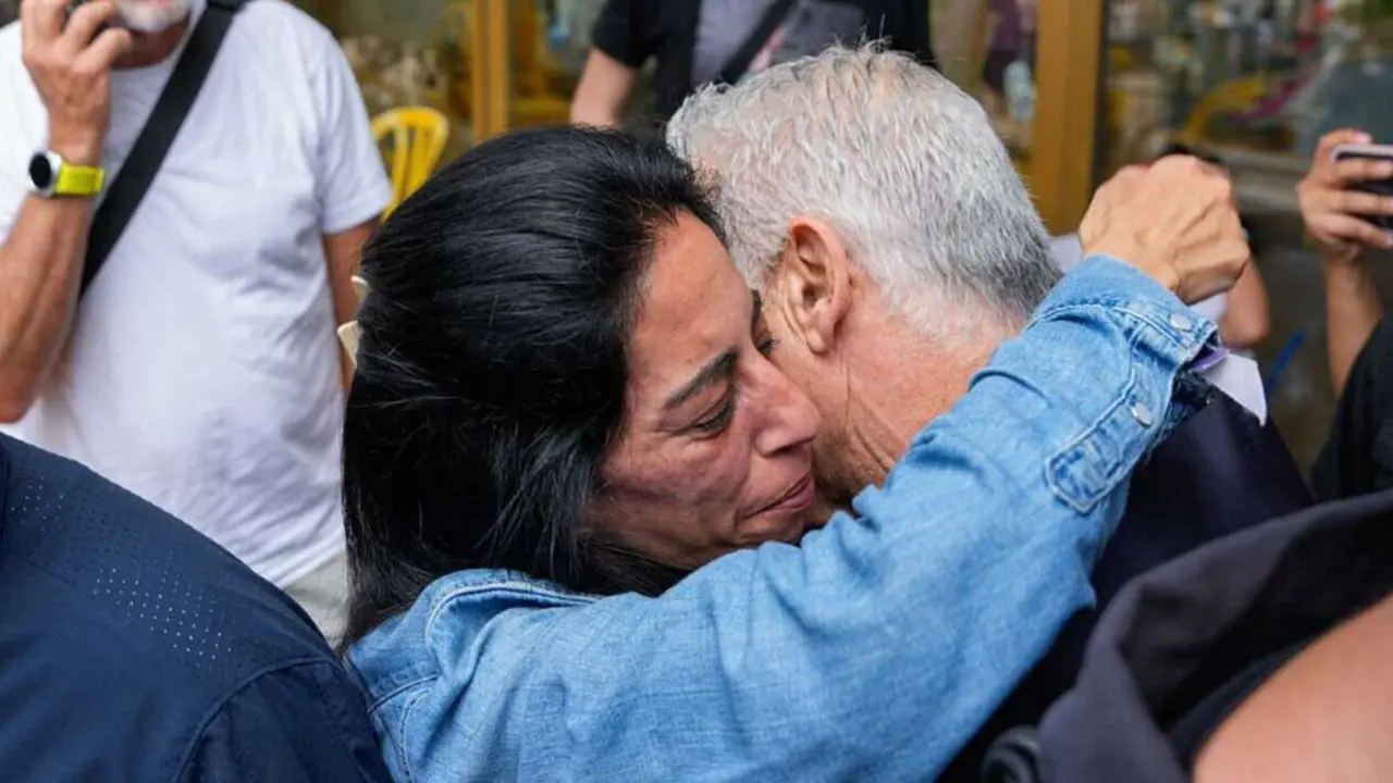  El l&iacute;der de la oposici&oacute;n israel&iacute; y legislador Yair Lapid abraza a Einav Zangauker, madre del reh&eacute;n israel&iacute; Matan Zangauker MAYA LEVIN / AFP 
