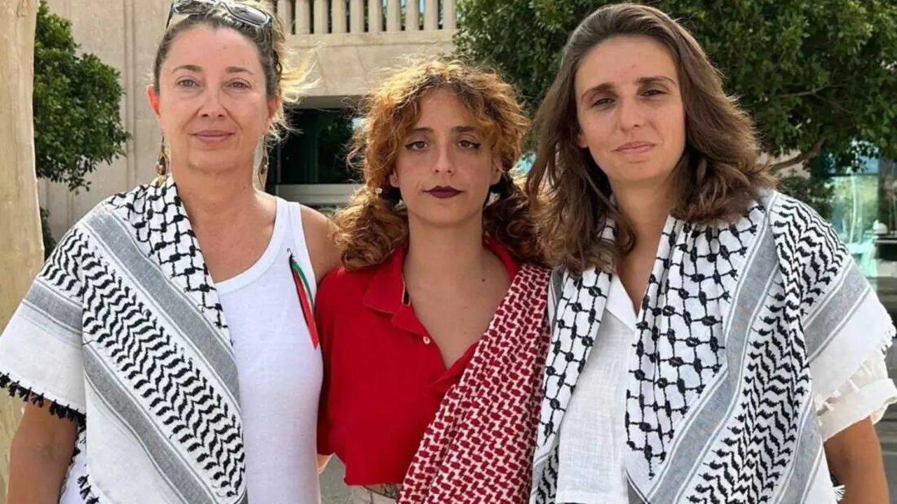  Las activistas mallorquinas integrantes de la Global Sumud Flotilla Reyes Rigo (i), Alejandra Mart&iacute;nez (c) y Luc&iacute;a Mu&ntilde;oz (d).<br>- PODEMOS BALEARES 