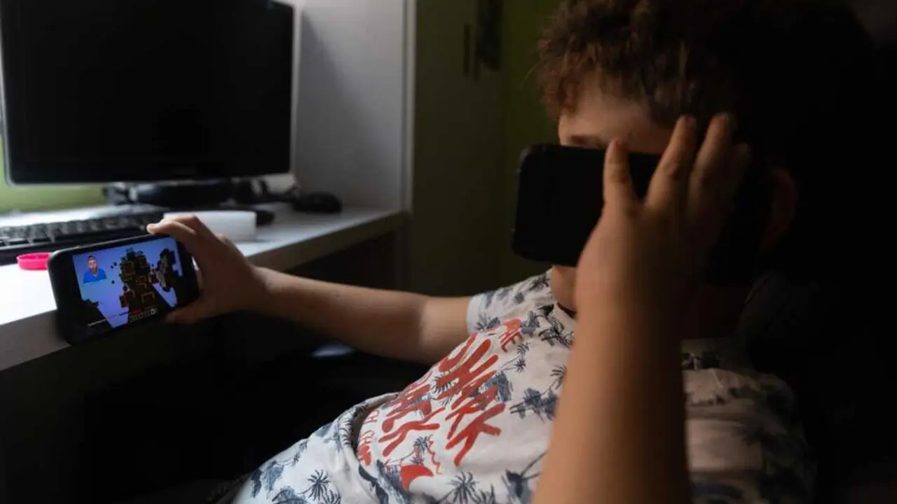  Archivo - Un ni&ntilde;o usa el tel&eacute;fono m&oacute;vil y una tablet<br>- Eduardo Parra - Europa Press - Archivo 