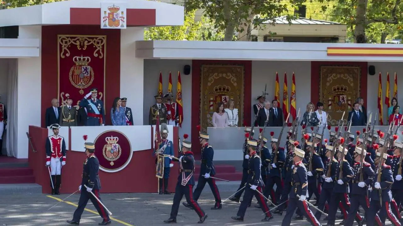  Archivo - La Guardia Real pasa por delante de la tribuna donde se encuentra la Princesa Leonor, el Rey Felipe VI y la Reina Letizia, durante el desfile del 12 de octubre 'D&iacute;a de la Fiesta Nacional', en la plaza de C&aacute;novas del Castillo, a 12 de octubre de<br>- Alberto Ortega - Europa Press - Archivo 