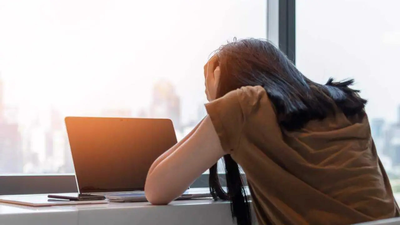  Mujer agobiada ante un ordenador. 
