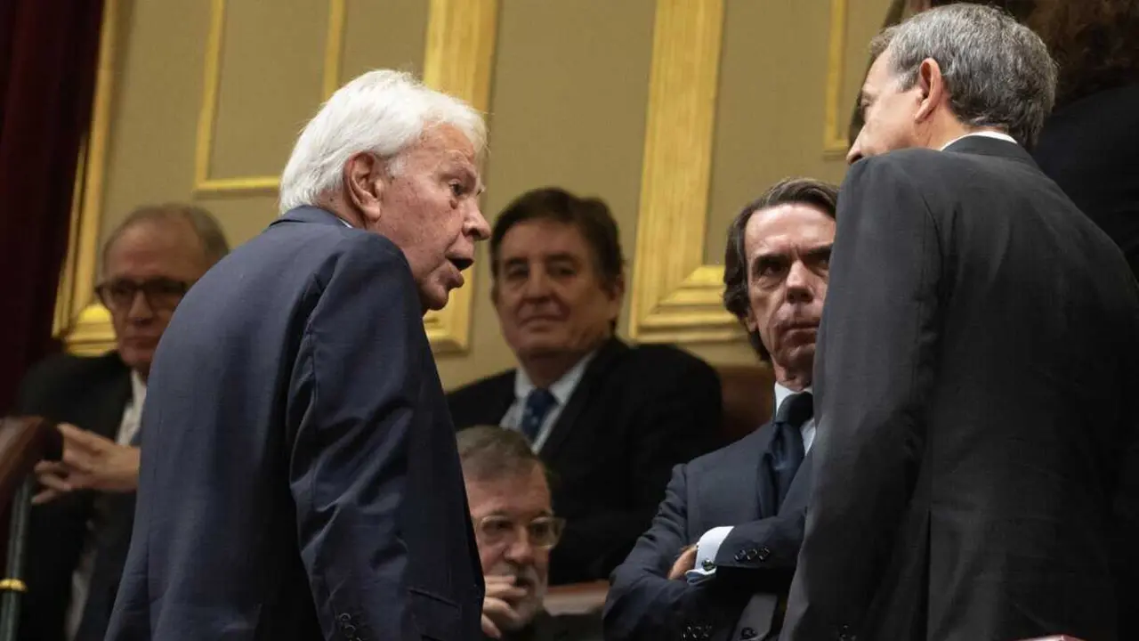 Archivo - Los expresidentes del Gobierno Felipe Gonz&aacute;lez (2i); Jos&eacute; Mar&iacute;a Aznar (2d) y Jos&eacute; Luis Zapatero (1d) conversan durante un acto en el Congreso en 2023.<br>- Eduardo Parra - Europa Press - Archivo 