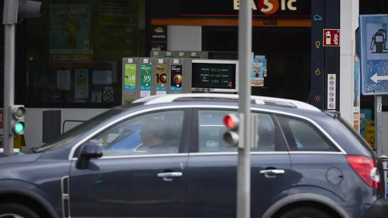  Archivo - Una gasolinera, a 31 de agosto de 2024, en Madrid (Espa&ntilde;a). El precio de los carburantes en Espa&ntilde;a ha encadenado esta semana una nueva bajada de cara a la operaci&oacute;n retorno de las vacaciones de verano y ha marcado un nuevo m&iacute;nimo anual en el cas<br>- Jes&uacute;s Hell&iacute;n - Europa Press - Archivo 