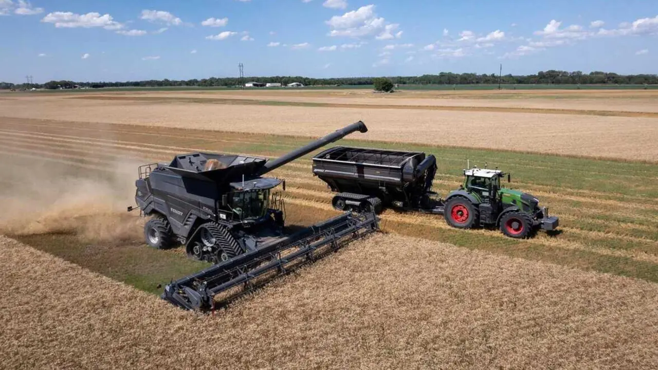 Tractor en el campo. EP 