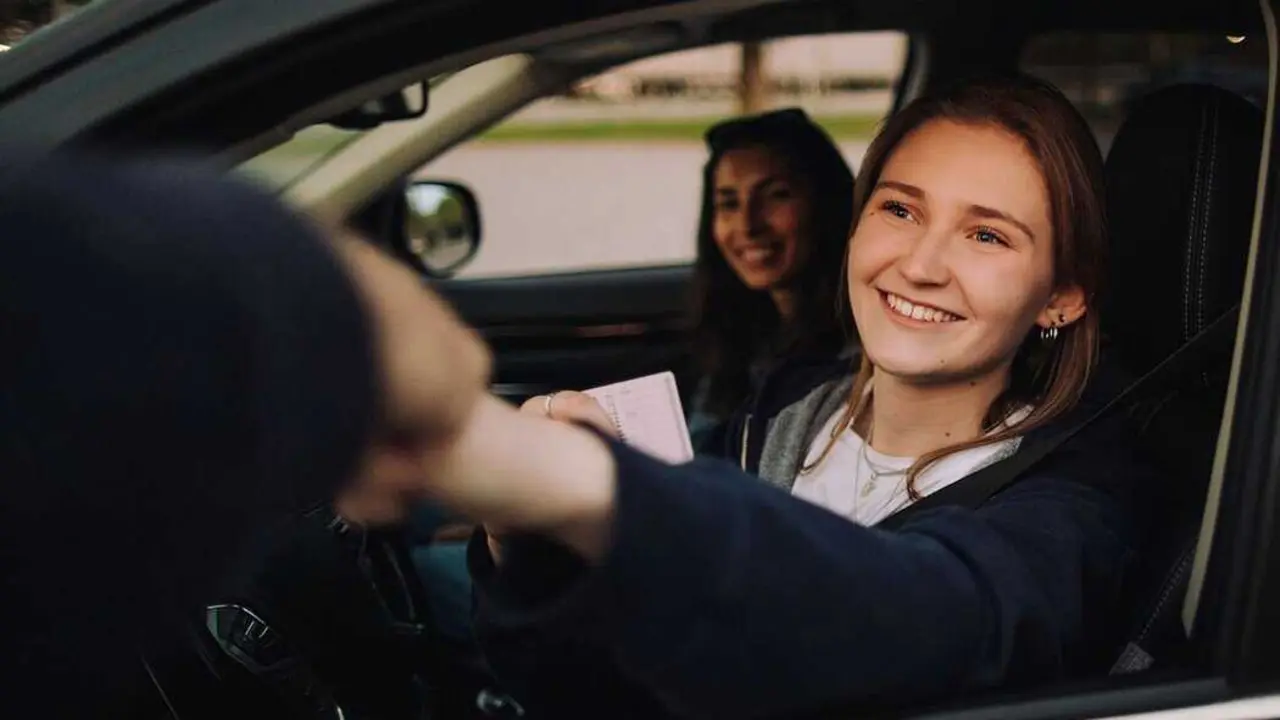  Una joven muestra su carn&eacute; de conducir. RTVE 