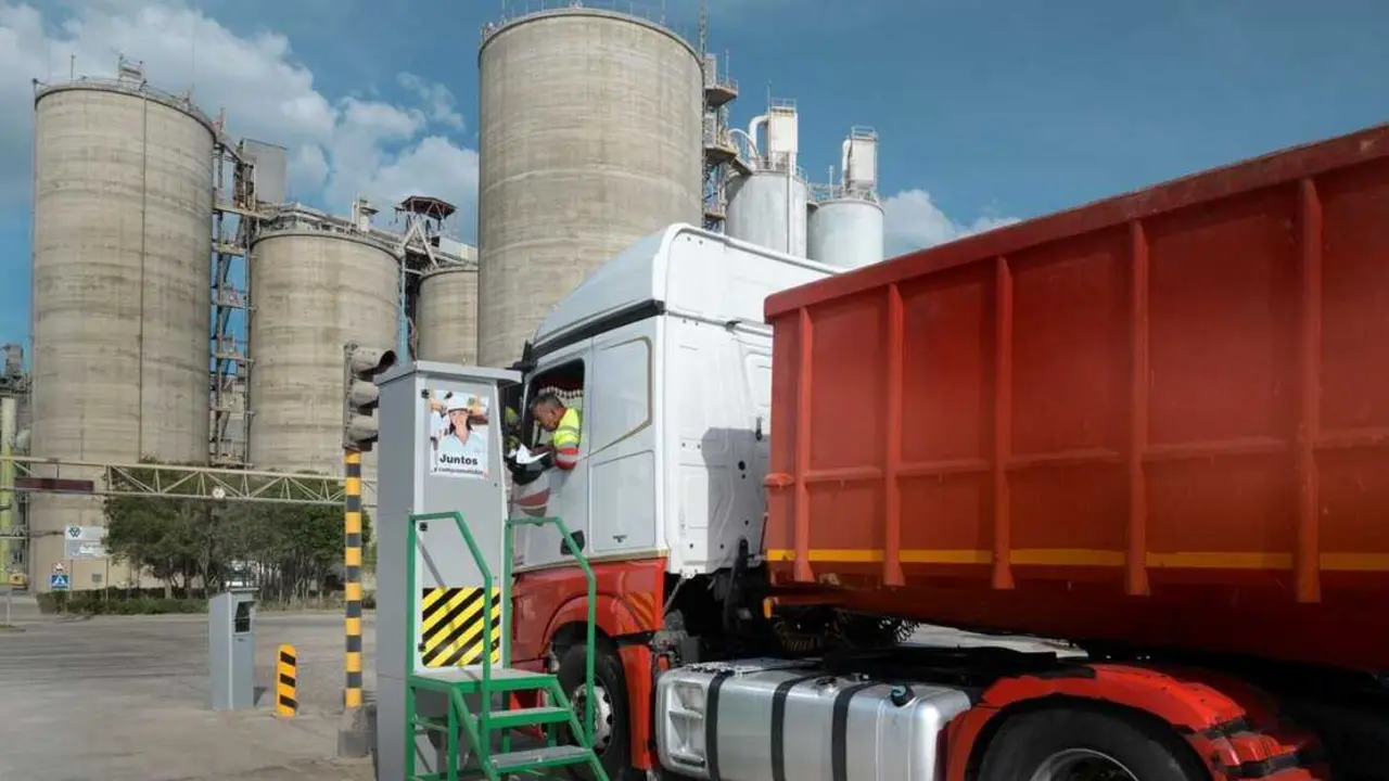  Archivo - Imagen de una f&aacute;brica de cemento<br>- OFICEMEN - Archivo 