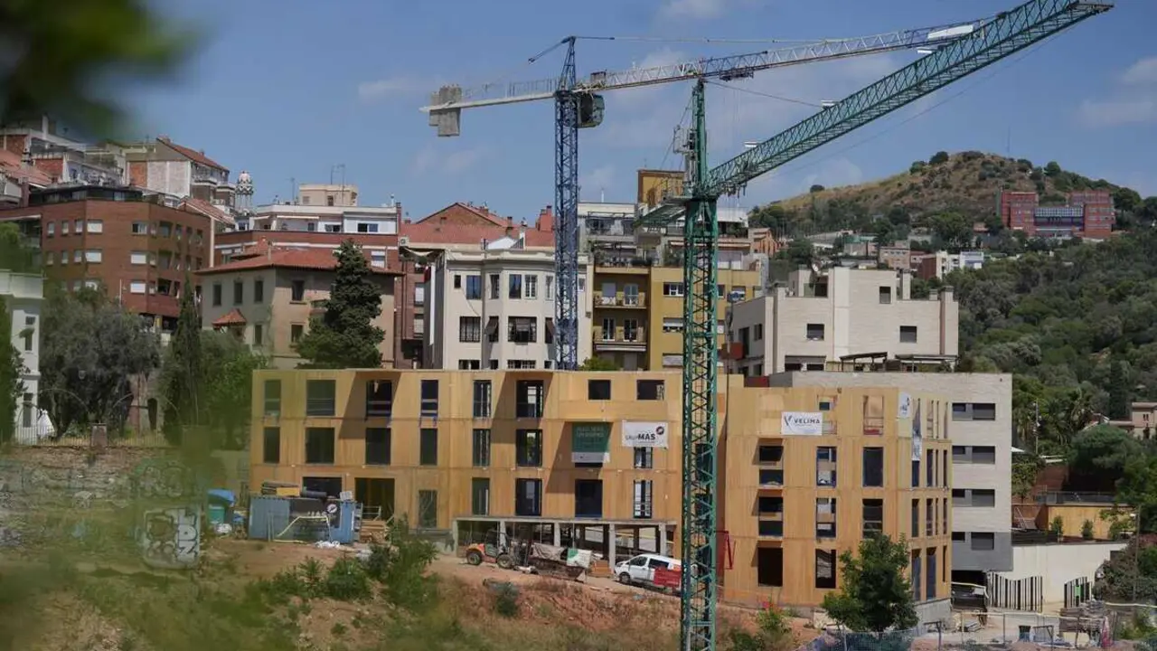  Archivo - Construcci&oacute;n de un edificio sostenible en Vallcarca, a 31 de julio de 2025, en Barcelona, Catalunya (Espa&ntilde;a).<br>- David Zorrakino - Europa Press - Archivo 