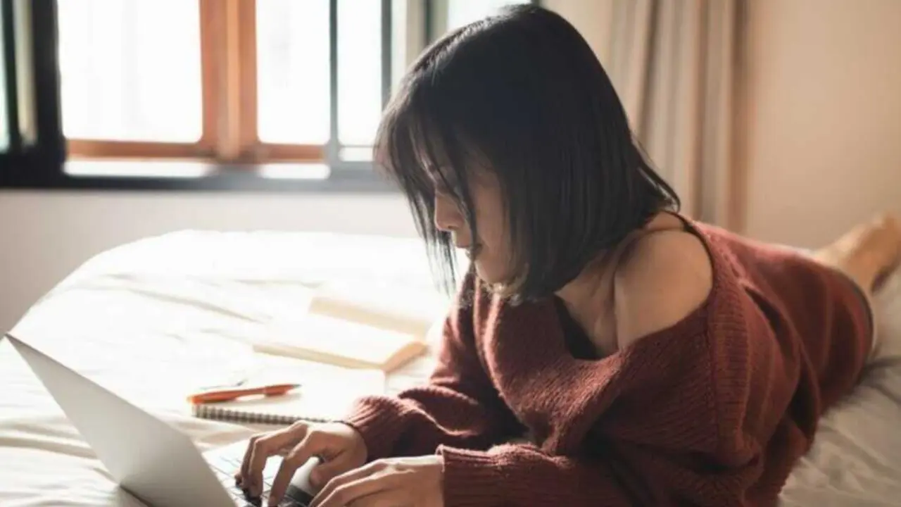  Chica con un ordenador 