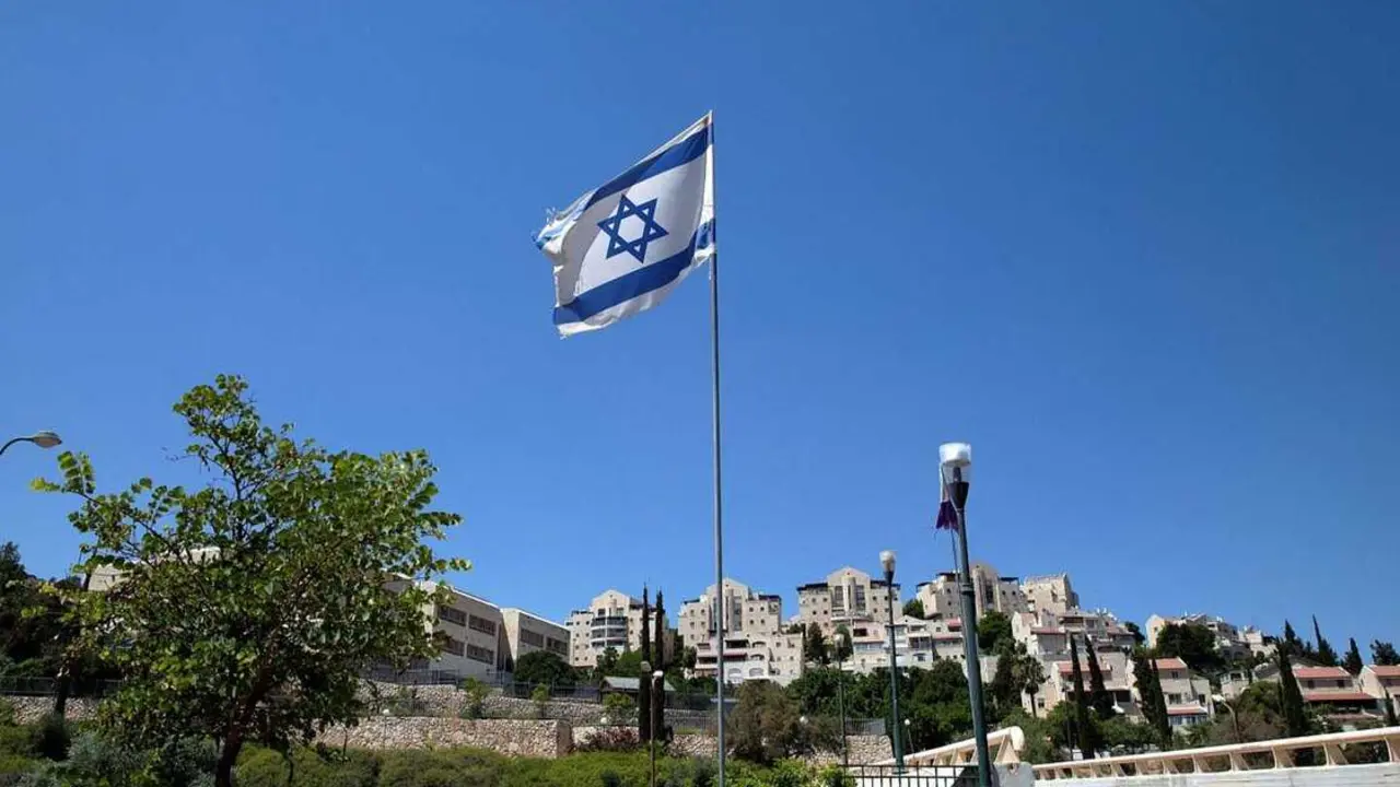  La bandera de Israel ondea en el asentamiento israel&iacute; de Maale Adumim, en la Cisjordania ocupada RONEN ZVULUN 