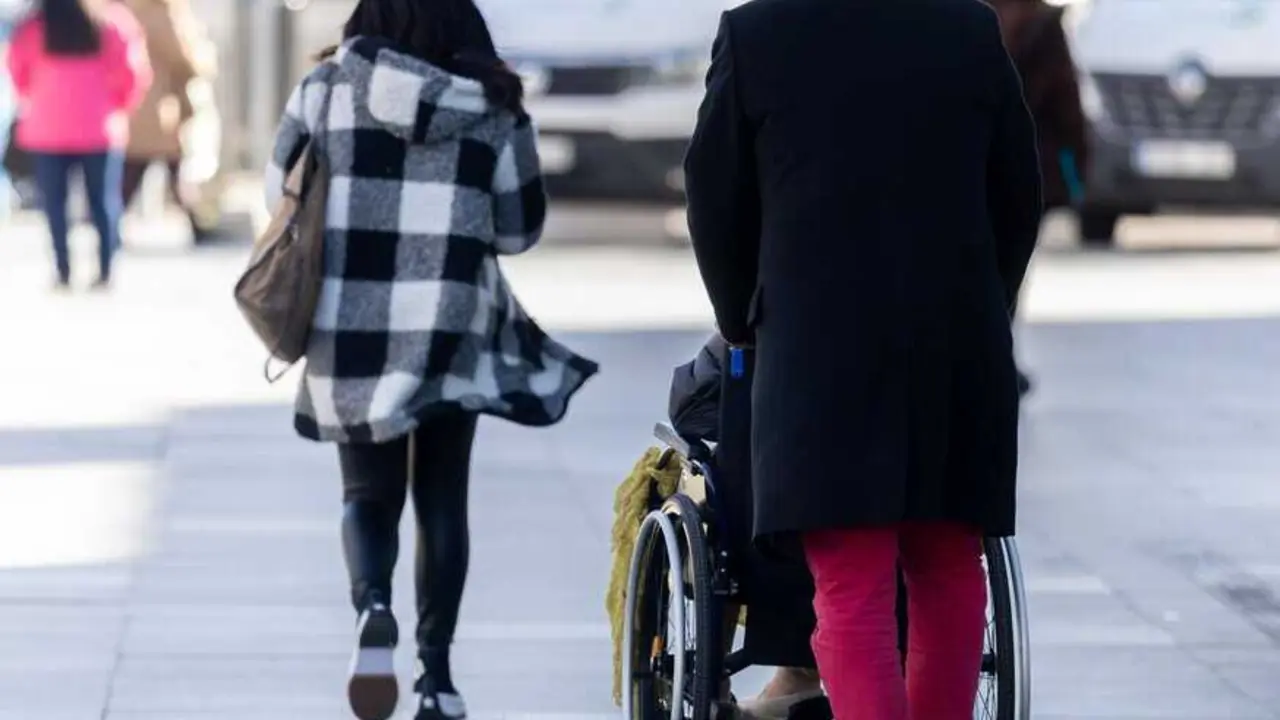  Archivo - Un hombre empuja una silla de ruedas.<br>- Eduardo Parra - Europa Press - Archivo 