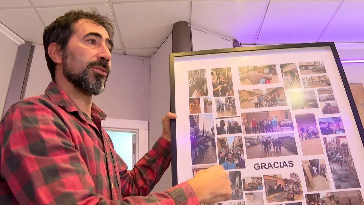  El tatuador Pascual Juli&aacute;n, afectado por la dana, de 'Se&ntilde;or Lobo Tattoo Studio', que sostiene que los tatuajes cumplen como terapia para curar cicatrices de la tragedia 