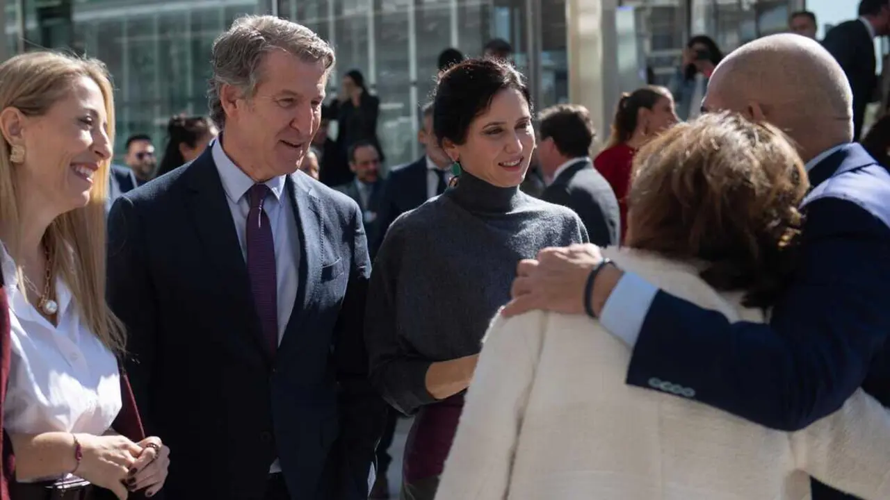  (I-D) La presidenta de la Junta de Extremadura, Mar&iacute;a Guardiola; el presidente del PP, Alberto N&uacute;&ntilde;ez Feij&oacute;o, y la presidenta de la Comunidad de Madrid, Isabel D&iacute;az Ayuso, durante la gala de los XXIV Premios Aut&oacute;nomo del A&ntilde;o, en el Auditorio Santander, a 2<br>- Fernando S&aacute;nchez - Europa Press 