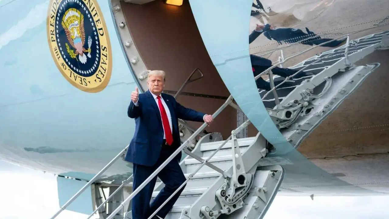  Archivo - Donald Trump, en las escaleras del Air Force One<br>- PRESIDENCIA DE EEUU - Archivo 