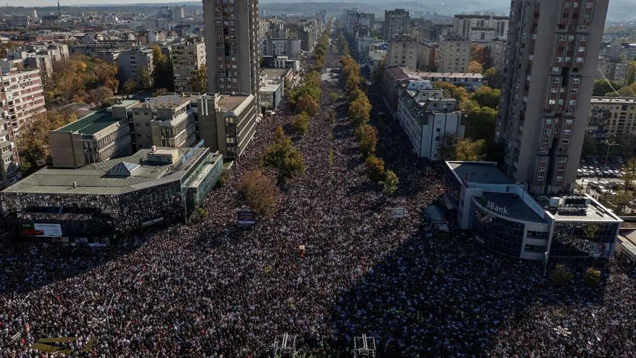  Miles de personas se manifiestan en Novi Sad, Serbia, por el accidente en una estaci&oacute;n de tren que caus&oacute; 16 muertos. AP PHOTO/ARMIN DURGUT 