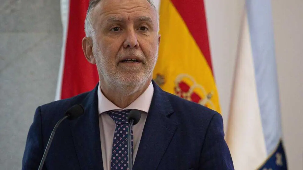  El ministro de Memoria Democr&aacute;tica, &Aacute;ngel V&iacute;ctor Torres, durante la inauguraci&oacute;n de las II Jornadas sobre controles oficiales en tr&aacute;fico internacional de mercanc&iacute;as en Vigo (Pontevedra), a 16 de octubre de 2025.<br>- Adri&aacute;n Irago - Europa Press 