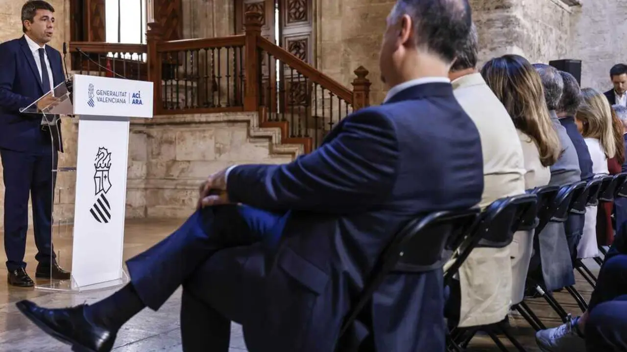  El presidente de la Generalitat valenciana, Carlos Maz&oacute;n, durante una declaraci&oacute;n institucional, en el Palau de la Generalitat, a 3 de noviembre de 2025, en Valencia<br>- Rober Solsona - Europa Press 