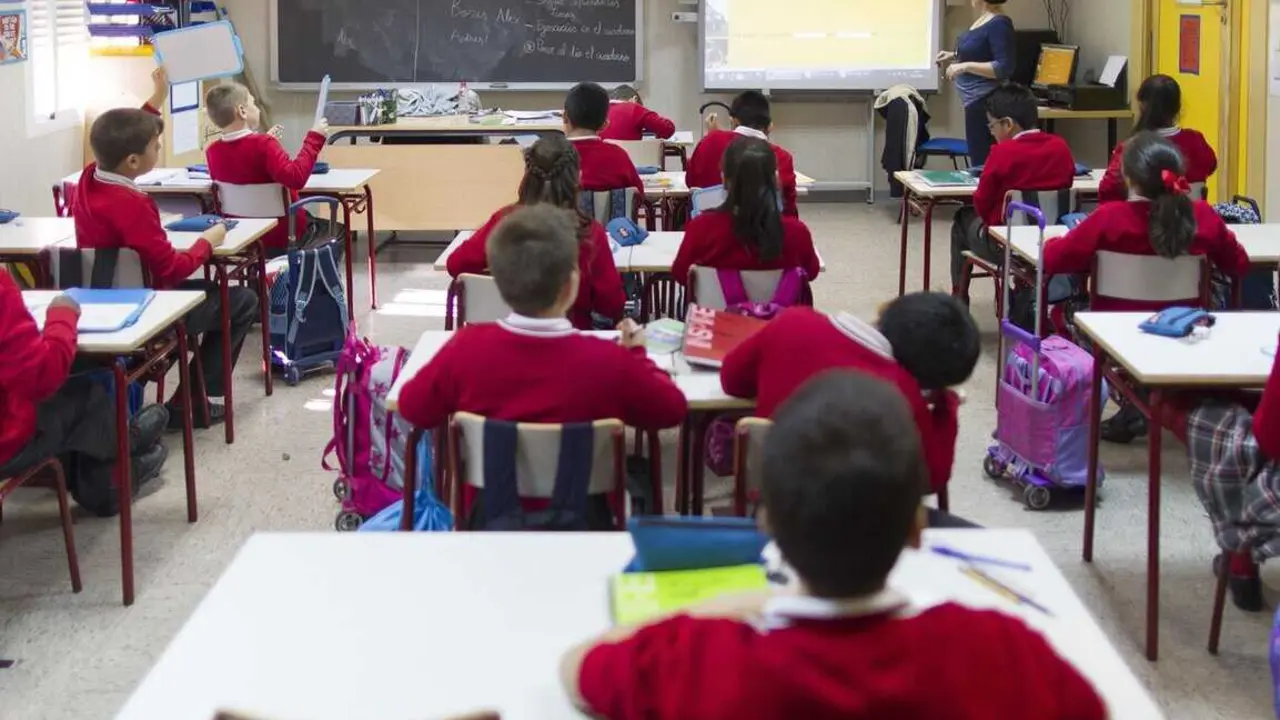  Archivo - Una profesora dando clase en un colegio<br>- EUROPA PRESS - Archivo 