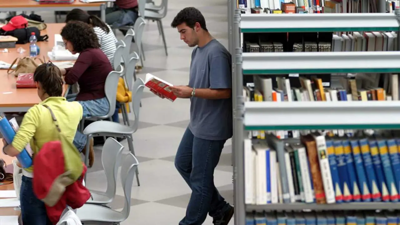  Estudiantes en una biblioteca universitaria. 