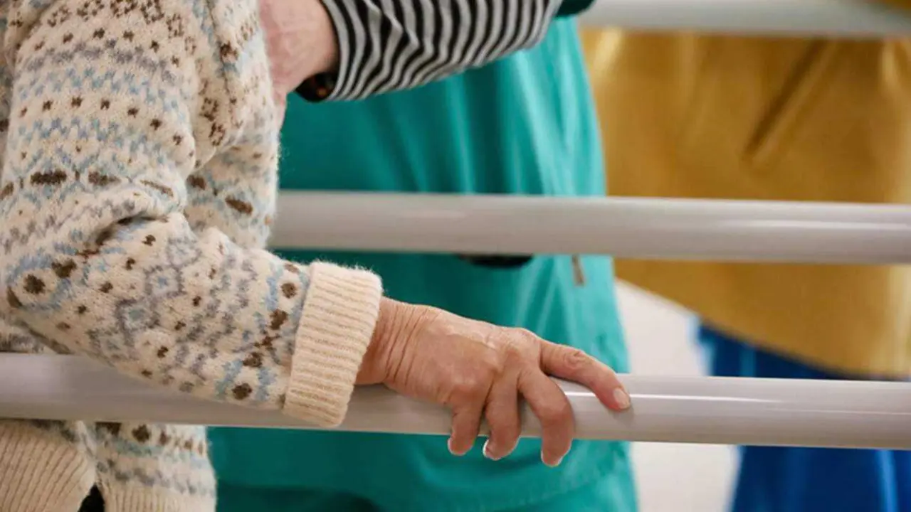  Una persona en situaci&oacute;n de dependencia realiza ejercicio junto a una profesional. 