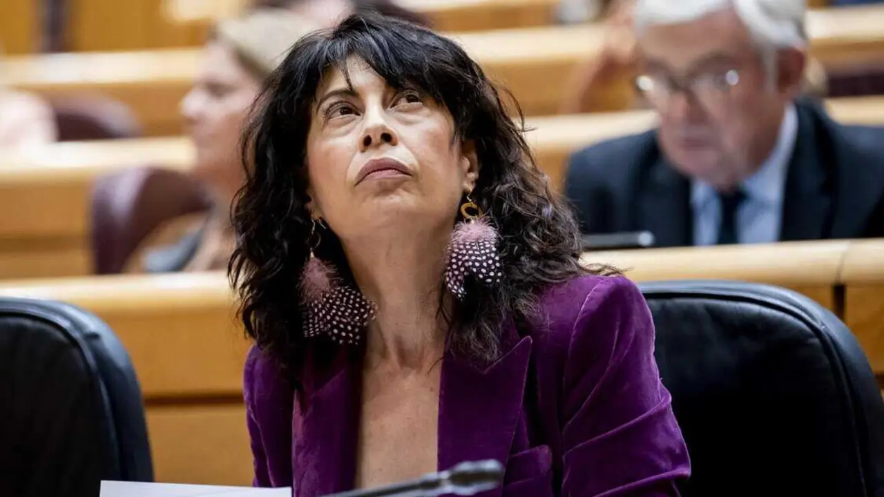  La ministra de Igualdad, Ana Redondo, durante una sesi&oacute;n plenaria, a 4 de noviembre de 2025, en Madrid (Espa&ntilde;a). El senado debate el nuevo modelo de financiaci&oacute;n auton&oacute;mica a petici&oacute;n del grupo parlamentario Izquierda Confederal. Adem&aacute;s, el Gobierno respo<br>- A. P&eacute;rez Meca - Europa Press 