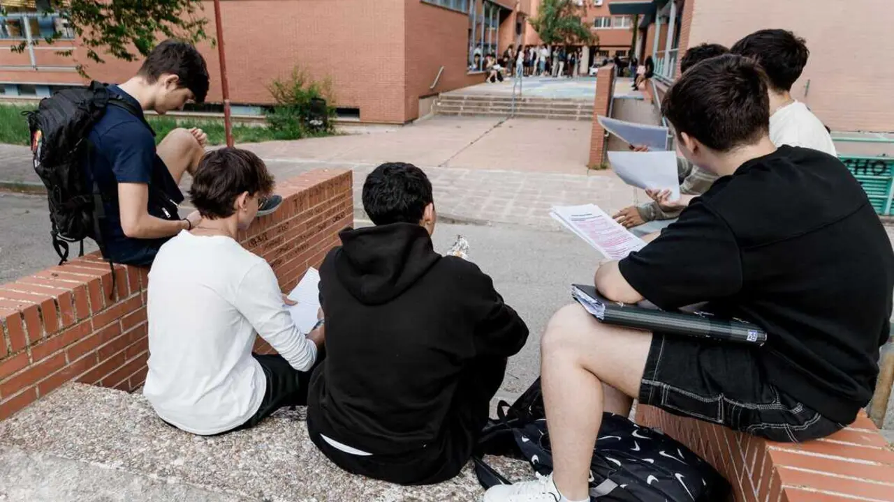  Archivo - Alumnos repasan apuntes<br>- Carlos Luj&aacute;n - Europa Press - Archivo 