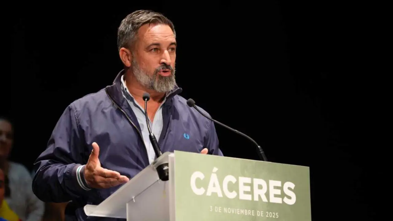  El presidente de Vox, Santiago Abascal, participa en un acto p&uacute;blico, en el Gran Teatro, a 3 de noviembre de 2025, en C&aacute;ceres, Extremadura (Espa&ntilde;a).<br>- Carlos Criado - Europa Press 