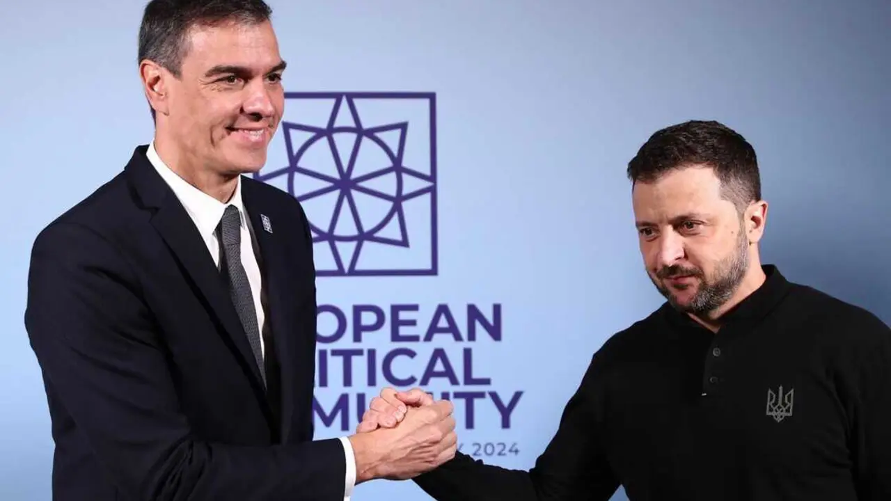  Archivo - El presidente del Gobierno, Pedro S&aacute;nchez (i), y el presidente Ucrania, Volod&iacute;mir Zelenski, posan a su llegada al Palacio de Blenheim, a 18 de julio de 2024, en Woodstock, Oxfordshire (Reino Unido). El presidente del Gobierno espa&ntilde;ol, Pedro S&aacute;nc<br>- Pool Moncloa/Fernando Calvo - Archivo 