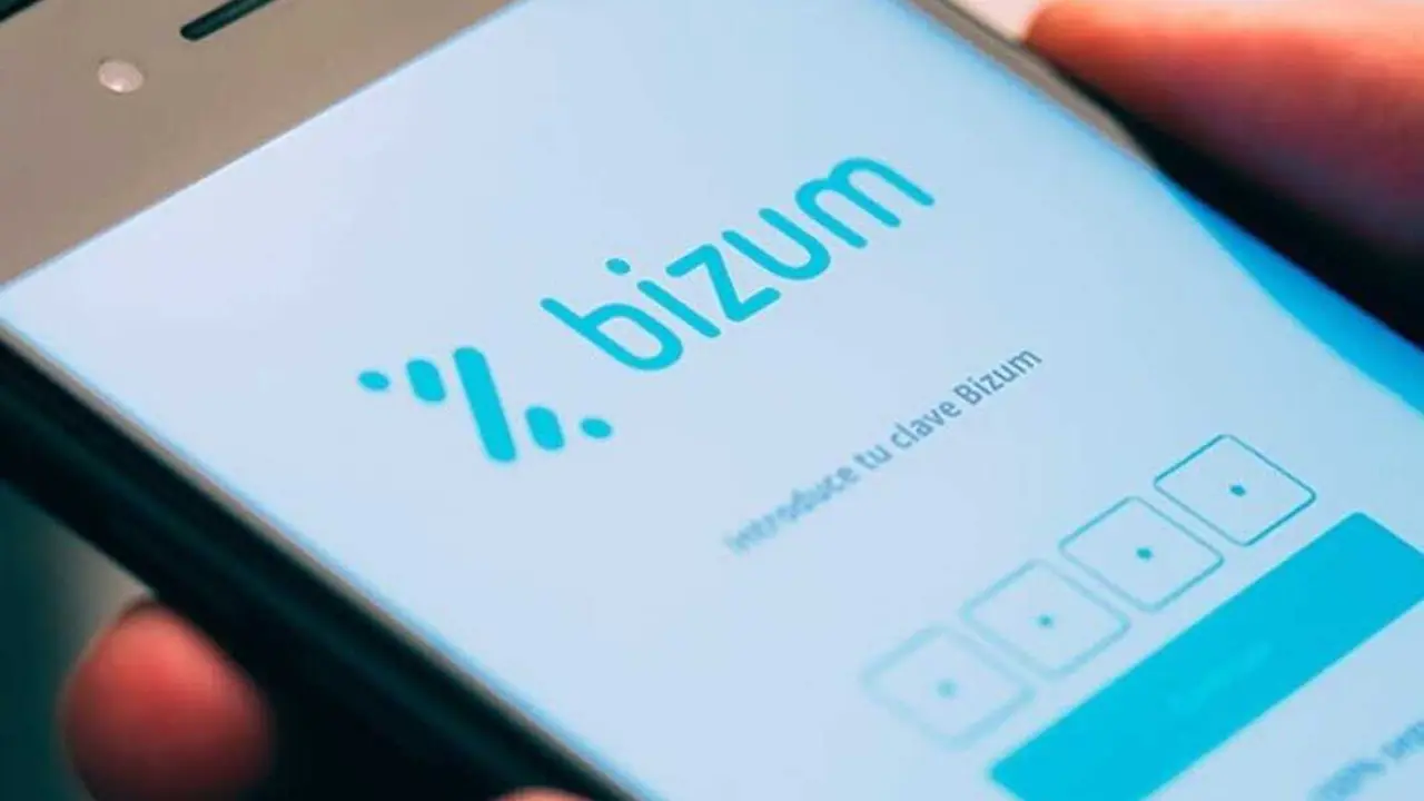  Archivo - Imagen de un usuario utilizando Bizum en su m&oacute;vil.<br>- BANCO DE ESPA&Ntilde;A - Archivo 