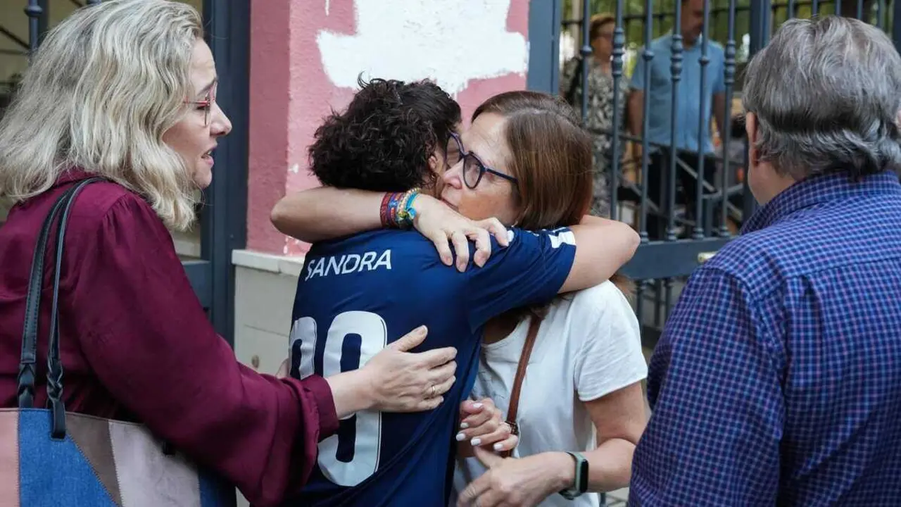  La madre de la menor v&iacute;ctima de acoso escolar en la concentraci&oacute;n celebrada el 17 de octubre de 2025, en Sevilla (Andaluc&iacute;a, Espa&ntilde;a).<br>- Mar&iacute;a Jos&eacute; L&oacute;pez - Europa Press 