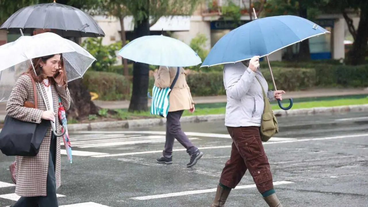  Archivo - Personas sufren la llegada de La Borrasca "Herminia". A 27 de enero de 2025 en Sevilla, Andaluc&iacute;a (Espa&ntilde;a).<br>- Roc&iacute;o Ruz - Europa Press - Archivo 