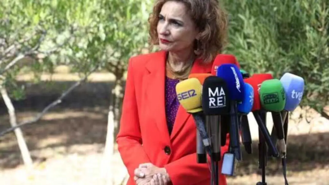  La vicepresidenta primera del Gobierno, Mar&iacute;a Jes&uacute;s Montero, atiende a los medios en Algeciras (C&aacute;diz) en una imagen de archivo<br>- NONO RICO/EUROPA PRESS 