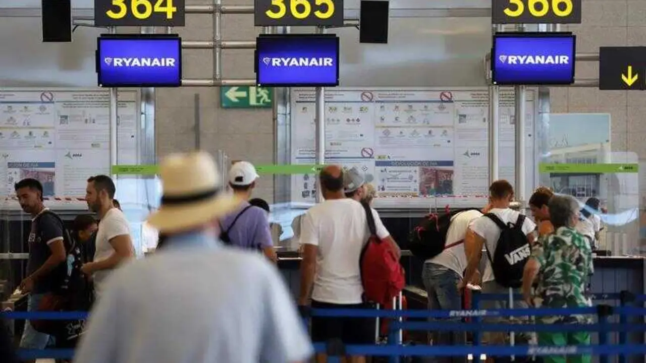  Cientos de turistas hacen colas en los puestos de embarque de Ryanair, en el Aeropuerto Costa del Sol 