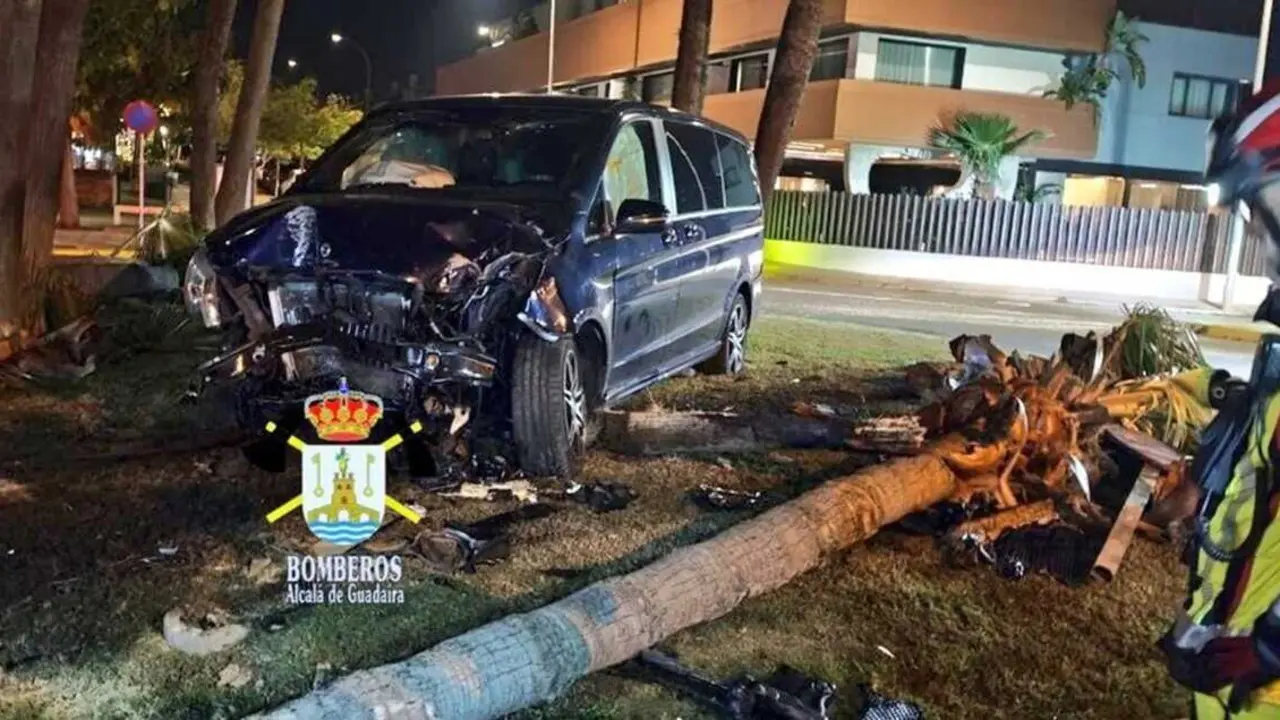  Estado del veh&iacute;culo en el que viajaba Cayetano Rivera tras chocar contra una palmera en una rotonda cerca de Montequinto.<br>- BOMBEROS DE ALCAL&Aacute; 