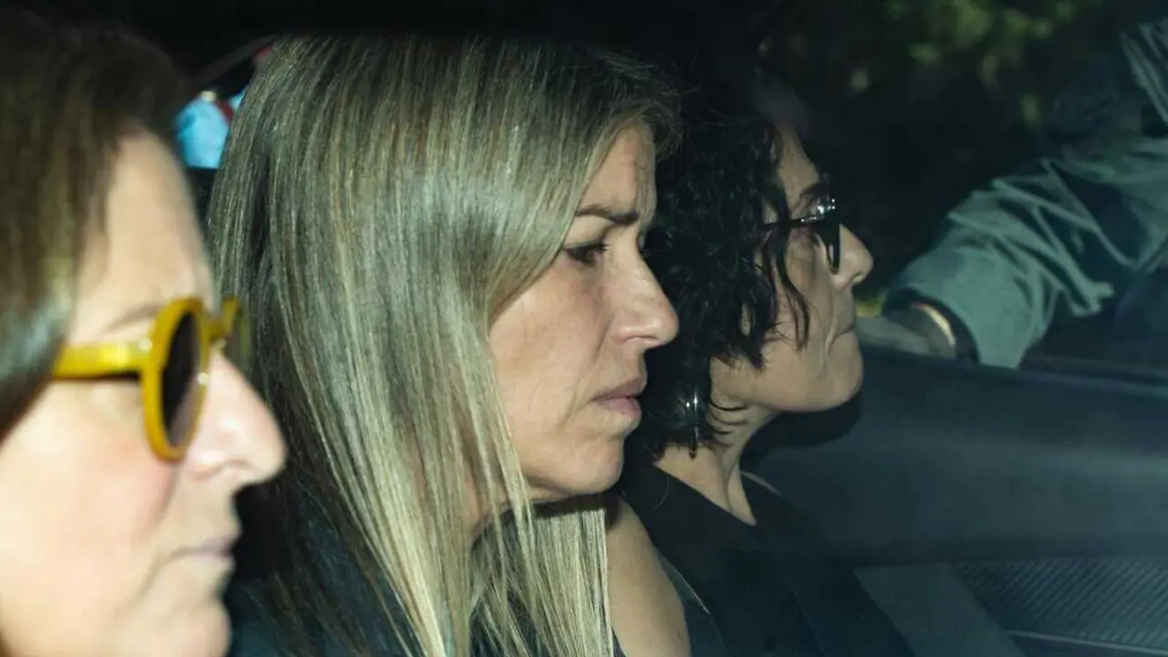  La periodista Maribel Vilaplana (c) a su salida de los Juzgados de Catarroja, a 3 de noviembre de 2025, en Catarroja, Valencia<br>- Jorge Gil - Europa Press 