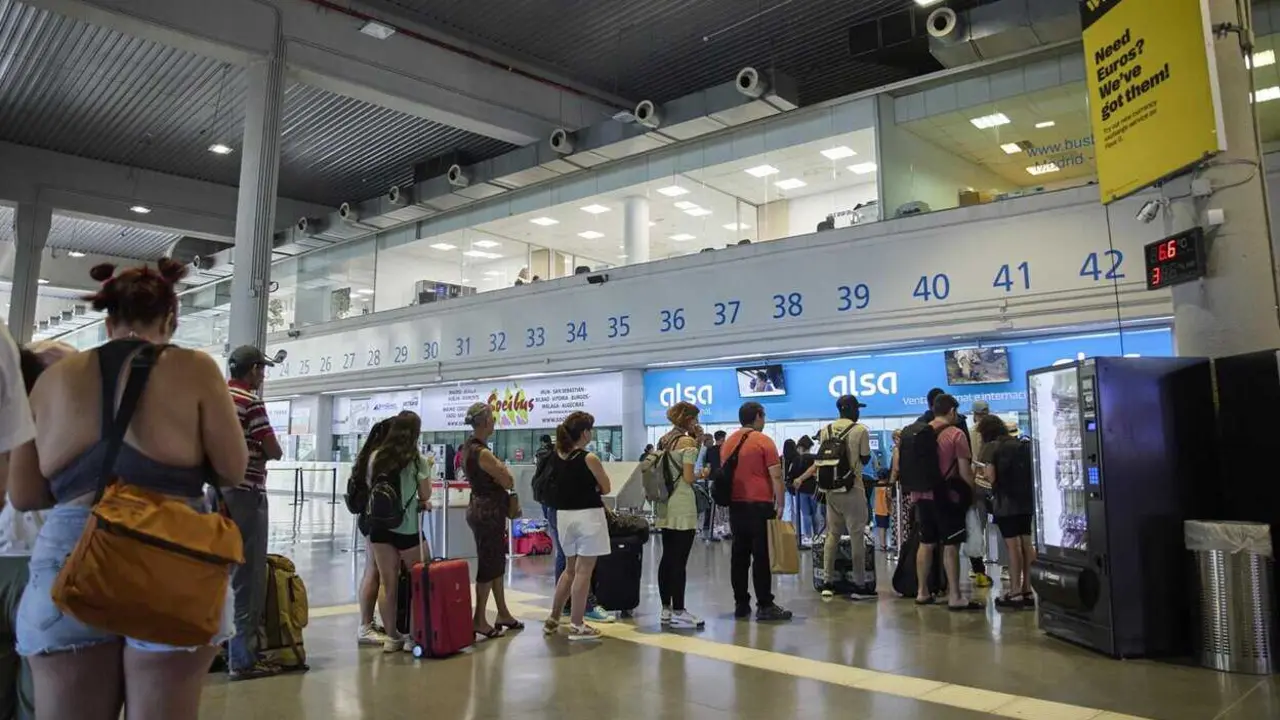  Archivo - Varios viajeros en una estaci&oacute;n de autobuses<br>- Jes&uacute;s Hell&iacute;n - Europa Press - Archivo 