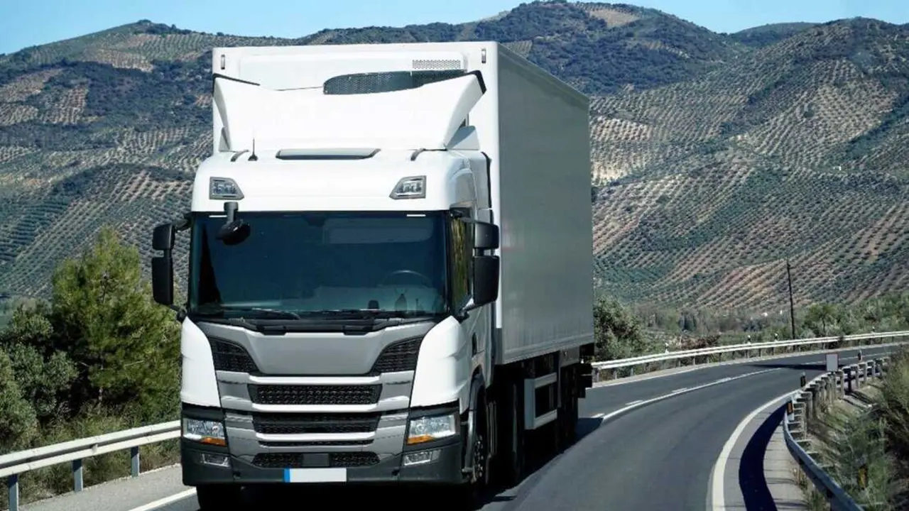  Un cami&oacute;n circula por un carretera<br>- MINISTERIO DE TRANSPORTES 