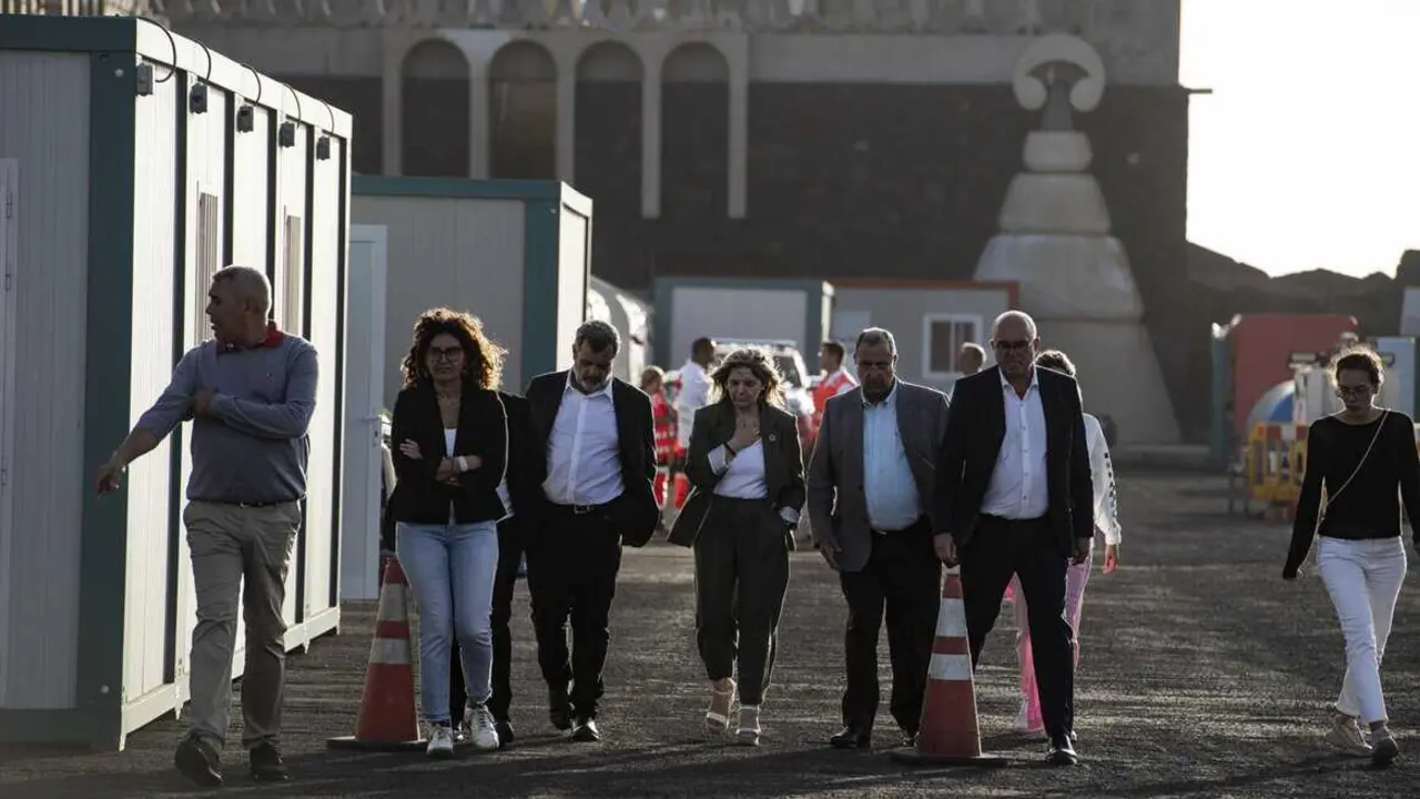  Archivo - La secretaria de Estado de Migraciones, Pilar Cancela (c), durante su visita al puerto de la Restinga, a 4 de septiembre de 2024, en El Hierro, Islas Canarias (Espa&ntilde;a).<br>- Antonio Sempere - Europa Press - Archivo 