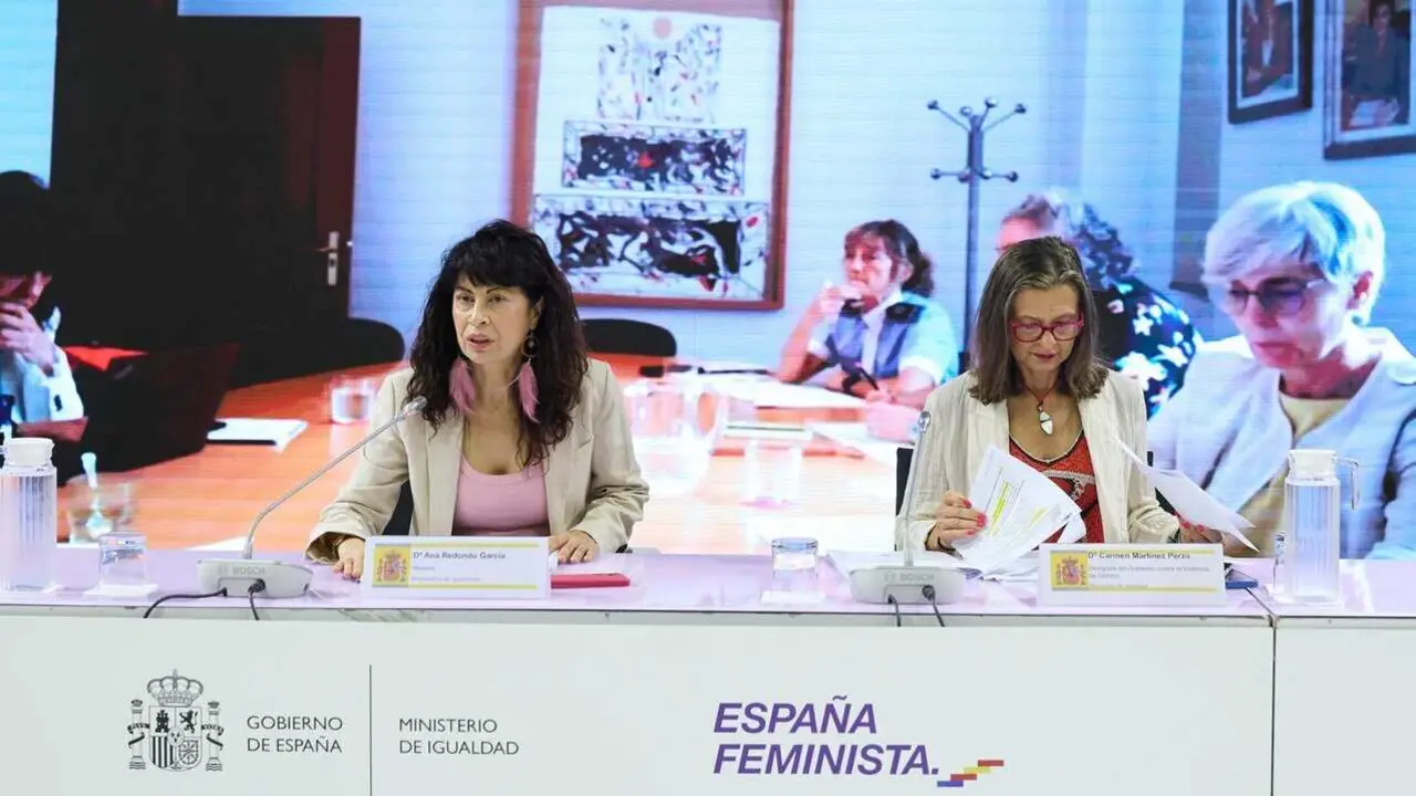  Archivo - La ministra de Igualdad, Ana Redondo (i), preside el Comit&eacute; de Crisis del Ministerio de Igualdad, junto a la delegada del Gobierno contra la Violencia de G&eacute;nero, Carmen Mart&iacute;nez Perza (d)<br>- Jes&uacute;s Hell&iacute;n - Europa Press - Archivo 
