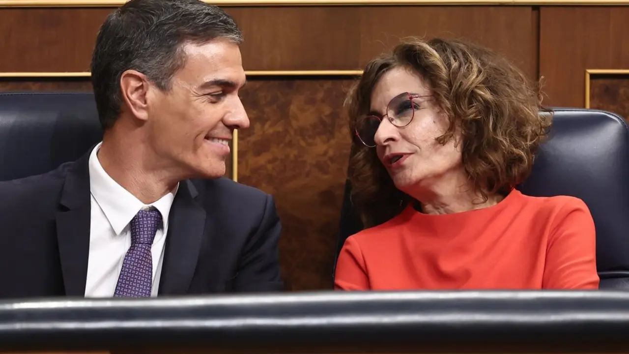 El presidente del Gobierno, Pedro S&aacute;nchez, y la vicepresidenta primera y ministra de Hacienda, Mar&iacute;a Jes&uacute;s Montero, durante una sesi&oacute;n plenaria
- Eduardo Parra - Europa Press