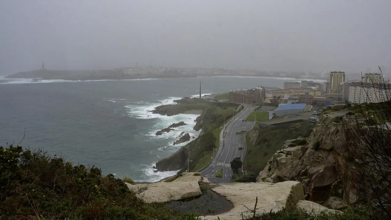Archivo - Vista del oleaje y la niebla desde el puente del Monte de San Pedro, a 22 de enero de 2024, A Coru&ntilde;a, Galicia (Espa&ntilde;a).
- M. Dylan - Europa Press - Archivo