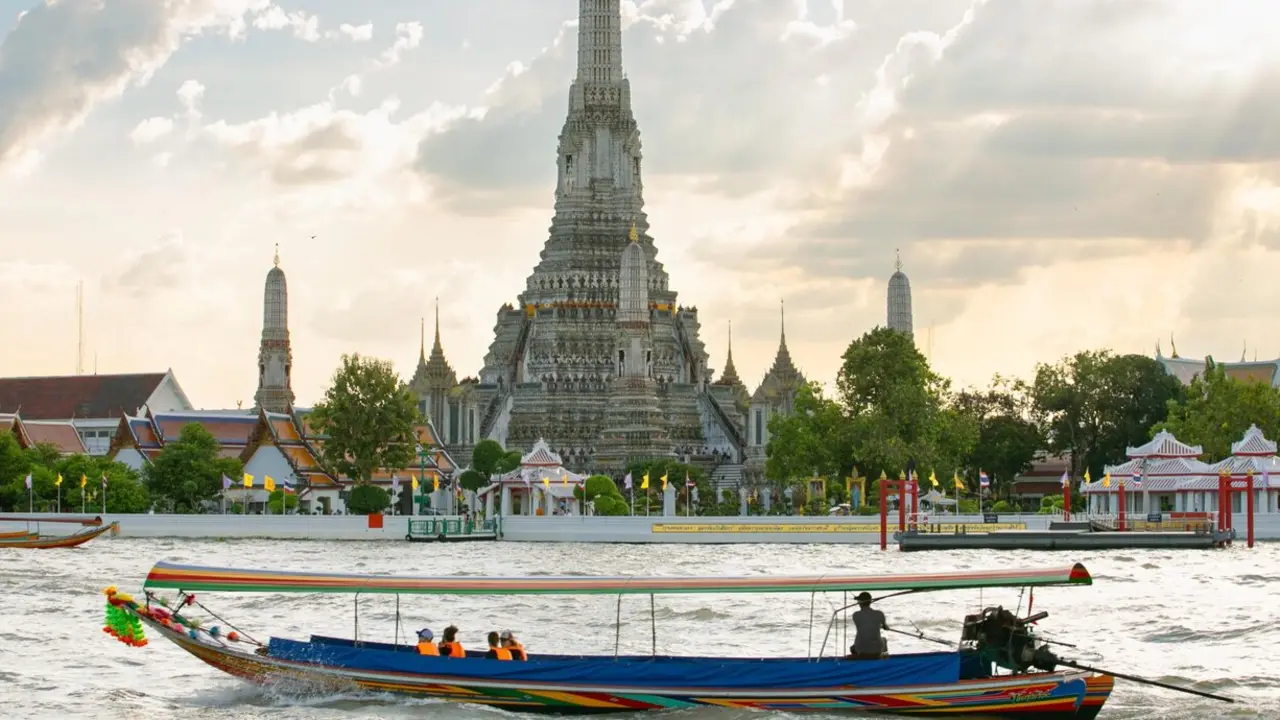 Viajar solo se ha convertido en una pr&aacute;ctica cada vez m&aacute;s habitual, reflejo de los cambios en la forma de vivir, trabajar y disfrutar del tiempo libre. Seg&uacute;n datos de Eurostat*, en la &uacute;ltima d&eacute;cada el n&uacute;mero de hogares unipersonales en Europa ha crecido casi un 17 %, frente al 5,8 % registrado en el total de hogares. Esta tendencia tambi&eacute;n se traslada al turismo, con un n&uacute;mero creciente de personas que planifican sus vacaciones sin compa&ntilde;&iacute;a. En redes sociales, el fen&oacute;meno es igualmente visible: el hashtag #solotravel acumula m&aacute;s de 11 millones de publicaciones en Instagram y cerca de 2 millones en TikTok, muestra de que este tipo de viaje conecta a millones de personas en todo el mundo.

En este contexto, TUI Musement (https://www.tuimusement.com/es/), l&iacute;der en tours y actividades, ha analizado las valoraciones de las experiencias realizadas por los viajeros en solitario para identificar los destinos que mejor se adaptan a sus preferencias, revelando lugares que combinan seguridad, patrimonio, naturaleza y actividades que fomentan tanto el conocimiento personal como la interacci&oacute;n con otros viajeros.

Liverpool, Reino Unido. Lidera el ranking con una puntuaci&oacute;n media de 9,68 sobre 10. Su ambiente cercano, la amabilidad de sus habitantes y la amplia oferta cultural la convierten en un destino ideal para quienes viajan solos. Entre conversaciones sobre los Beatles o el f&uacute;tbol local, romper el hielo resulta f&aacute;cil. Experiencia recomendada: Tour por el estadio del Liverpool FC

Lisboa, Portugal. Atrae por su centro hist&oacute;rico -el barrio de Alfama y la Plaza del Comercio- sus miradores y la cercan&iacute;a de pueblos pintorescos como Sintra, Cascais o Estoril. Los recorridos a pie y excursiones cortas permiten descubrir la ciudad con autonom&iacute;a y socializar de forma natural. Experiencia recomendada: Recorrido a pie por lo mejor de Lisboa

Bangkok, Tailandia. Se ha consolidado como la puerta de entrada para quienes exploran el Sudeste Asi&aacute;tico. Su mezcla de modernidad y tradici&oacute;n, con templos hist&oacute;ricos, mercados nocturnos vibrantes y precios asequibles, la convierte en un destino atractivo para los viajeros en solitario que buscan sumergirse en la cultura local desde el primer momento. Experiencia recomendada: Visita por los canales y el barrio chino

Viena, Austria. Con palacios emblem&aacute;ticos como Sch&ouml;nbrunn y Belvedere, y museos de primer nivel, la capital austr&iacute;aca ofrece una amplia variedad de experiencias hist&oacute;ricas y culturales, la tipolog&iacute;a de actividades que m&aacute;s inter&eacute;s despierta en los turistas que viajan solos. El centro de la ciudad resulta f&aacute;cil de recorrer a pie, lo que permite descubrir Viena con comodidad y autonom&iacute;a. Experiencia recomendada: Visitar el Palacio de Sch&ouml;nbrunn

Krabi, Tailandia. Conocida por sus playas y su car&aacute;cter sociable y acogedor, Krabi es un destino ideal para quienes viajan solos. Los amantes de la aventura pueden descubrir las maravillas naturales del Parque Nacional Khao Sok a bordo de una balsa de bamb&uacute;, practicar senderismo en la jungla o disfrutar de una excursi&oacute;n en lancha r&aacute;pida por las islas Phi Phi. Experiencia recomendada: Excursi&oacute;n por el Parque Nacional Khao Sok

K&aacute;rpatos, Grecia. Esta tranquila isla, situada entre Creta y Rodas, conserva intactas sus tradiciones y un ritmo de vida pausado. Entre las actividades mejor valoradas por los viajeros independientes destacan las excursiones por los pueblos rurales, que permiten conocer de cerca las costumbres locales y concluyen con una cena en una taberna, disfrutando de la puesta de sol con otros visitantes. Experiencia recomendada: Excursi&oacute;n por los pueblos tradicionales

Bali, Indonesia. Combina arrozales, templos, retiros de yoga y playas, esta isla ofrece una mezcla perfecta de aventura y bienestar. Inmortalizada en la pel&iacute;cula Eat Pray Love, como refugio de transformaci&oacute;n personal, Bali atrae a viajeros que buscan encontrar el equilibrio y explorar la vida local. Experiencia recomendada: Visita guiada por Bali y las terrazas de arroz de Jatiluwih

Barcelona, Espa&ntilde;a. &Uacute;nica ciudad espa&ntilde;ola en el top 10, destaca por su equilibrio entre cultura, gastronom&iacute;a y ambiente cosmopolita. Adem&aacute;s de admirar joyas arquitect&oacute;nicas como la Sagrada Familia o la Casa Batll&oacute;, ofrece una amplia variedad de actividades que facilitan la interacci&oacute;n entre viajeros: desde clases de cocina hasta tours de tapas, una forma habitual de descubrir la ciudad en buena compa&ntilde;&iacute;a. Experiencia recomendada: Visita guiada en grupo peque&ntilde;o a la Sagrada Familia

Khao Lak, Tailandia. El tercer destino tailand&eacute;s de la lista confirma el &eacute;xito del pa&iacute;s a la hora de ofrecer experiencias que satisfacen a los que viajan solos; con opciones tanto para quienes buscan tranquilidad y espacio personal como para quienes prefieren actividades grupales. Entre las propuestas destacadas figuran el buceo en las islas Similan, excursiones por la bah&iacute;a de Phang Nga y cursos de muay thai. Experiencia recomendada: Excursi&oacute;n por la bah&iacute;a de Phang Nga

Londres, Reino Unido. Gracias a su eficiente red de transporte, los viajeros en solitario pueden recorrer a su propio ritmo las innumerables atracciones culturales de la capital brit&aacute;nica, desde el Museo Brit&aacute;nico y la Torre de Londres hasta la Abad&iacute;a de Westminster. Los tours por pubs hist&oacute;ricos ofrecen adem&aacute;s una forma distendida de conocer la ciudad y relacionarse con otros viajeros. Experiencia recomendada: Visita guiada a pie por Londres

El fen&oacute;nemo del solo travel

La consolidaci&oacute;n de los viajes en solitario refleja un cambio profundo en la forma de entender el turismo: m&aacute;s flexible, aut&eacute;ntico y centrado en experiencias. Seg&uacute;n TUI Musement, los viajeros en solitario priorizan la libertad para decidir el ritmo de su viaje, pero tambi&eacute;n buscan experiencias seguras y enriquecedoras, como actividades en grupo reducido o rutas guiadas locales que fomenten la interacci&oacute;n.