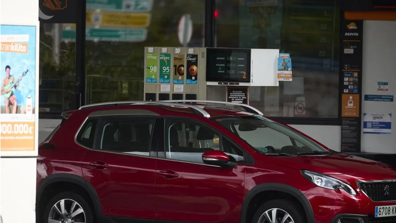 Archivo - Un coche reposta en una gasolinera, a 31 de agosto de 2024, en Madrid (Espa&ntilde;a). El precio de los carburantes en Espa&ntilde;a ha encadenado esta semana una nueva bajada de cara a la operaci&oacute;n retorno de las vacaciones de verano y ha marcado un nuevo m&iacute;
- Jes&uacute;s Hell&iacute;n - Europa Press - Archivo