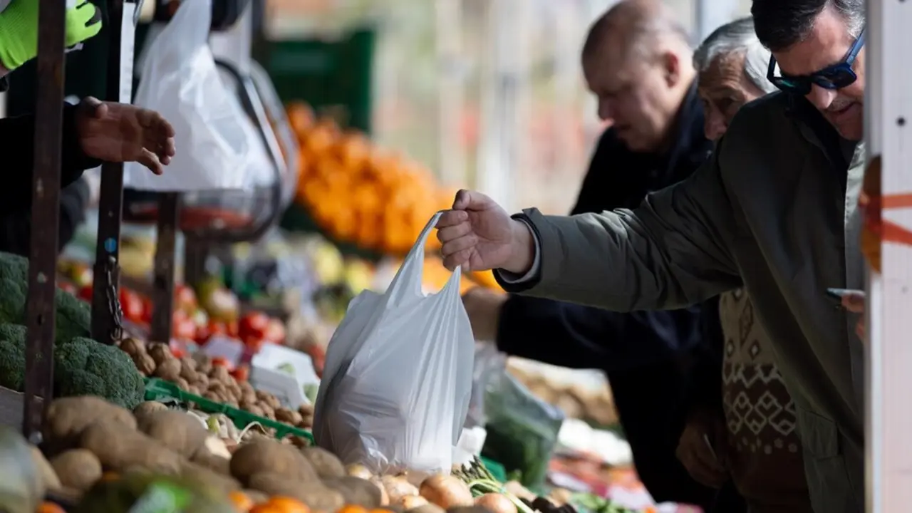 Archivo - Varias personas compran en un mercado de alimentos
- Eduardo Parra - Europa Press - Archivo