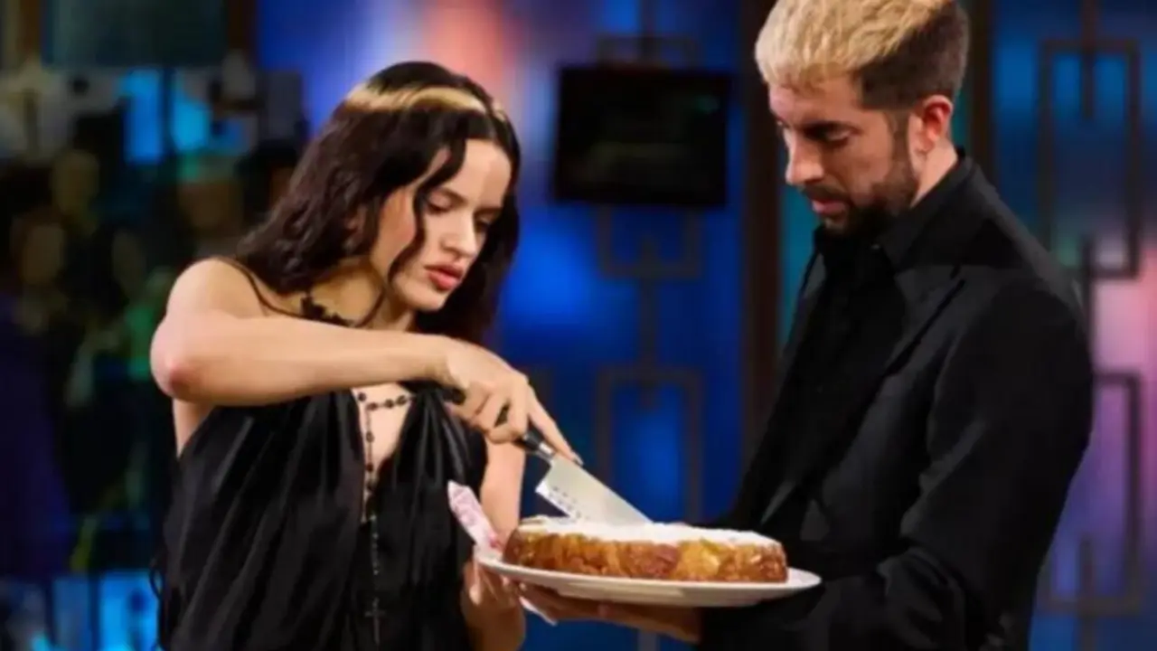 Rosal&iacute;a cortando su bizcocho en La Revuelta