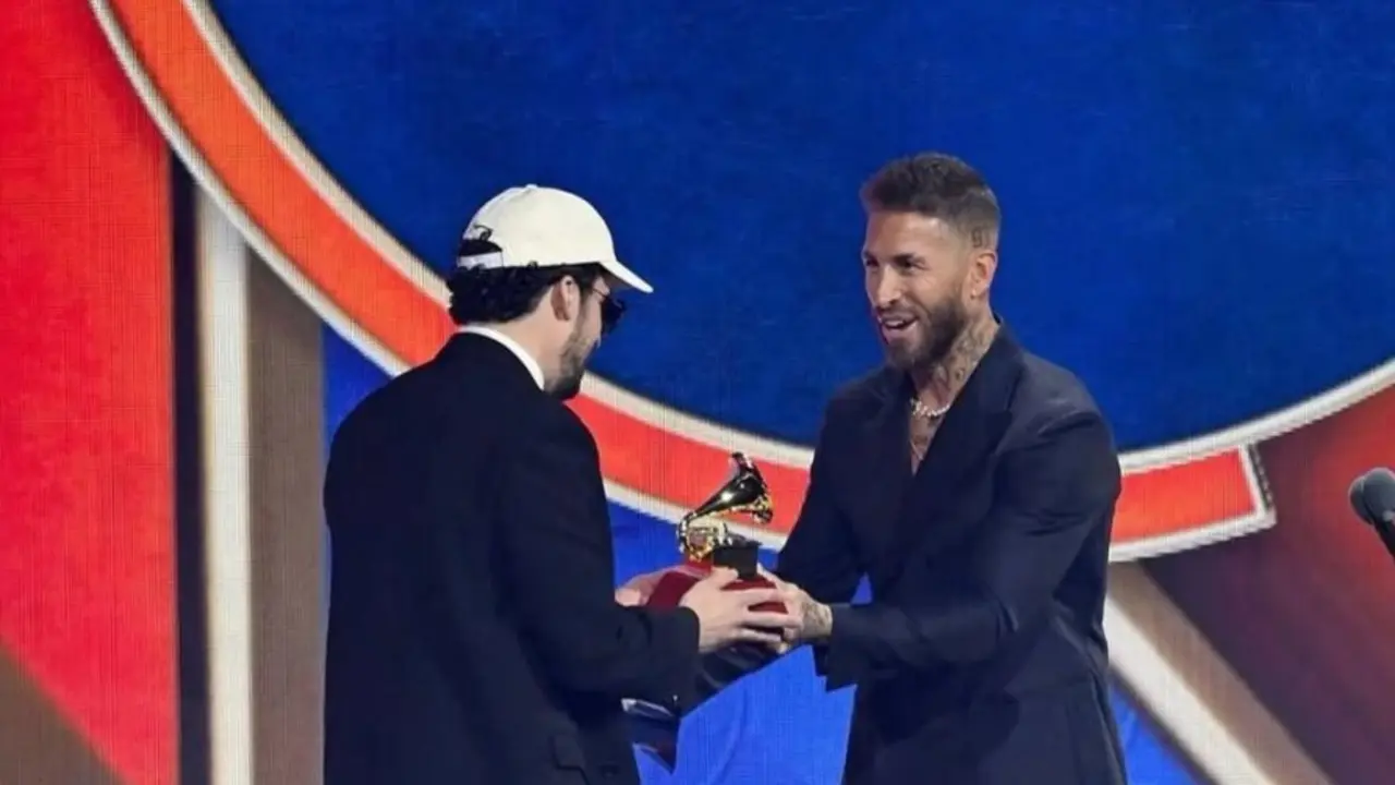 Sergio Ramos entregando un Latin Grammy a Bad Bunny