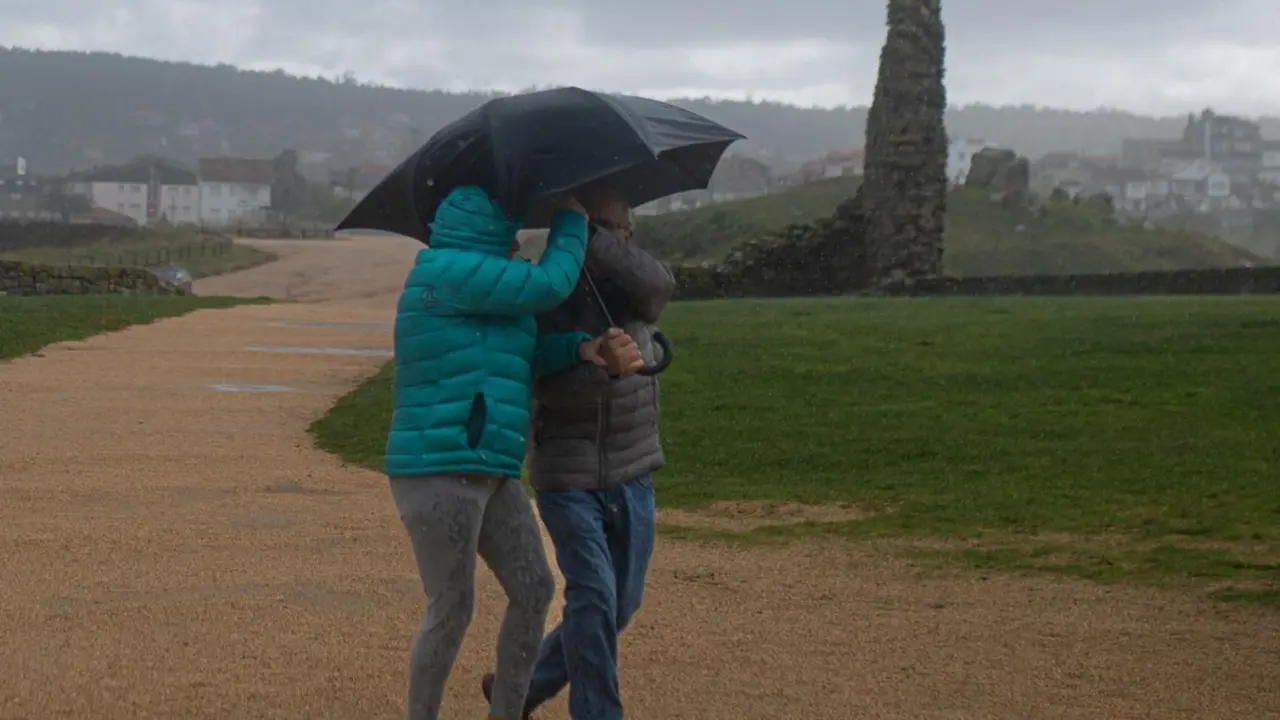 Archivo - Dos personas se protegen de la lluvia con un paraguas, en la playa de A Lanzada, a 5 de noviembre de 2023, en O Grove, Pontevedra, Galicia (Espa&ntilde;a).
- Elena Fern&aacute;ndez - Europa Press - Archivo