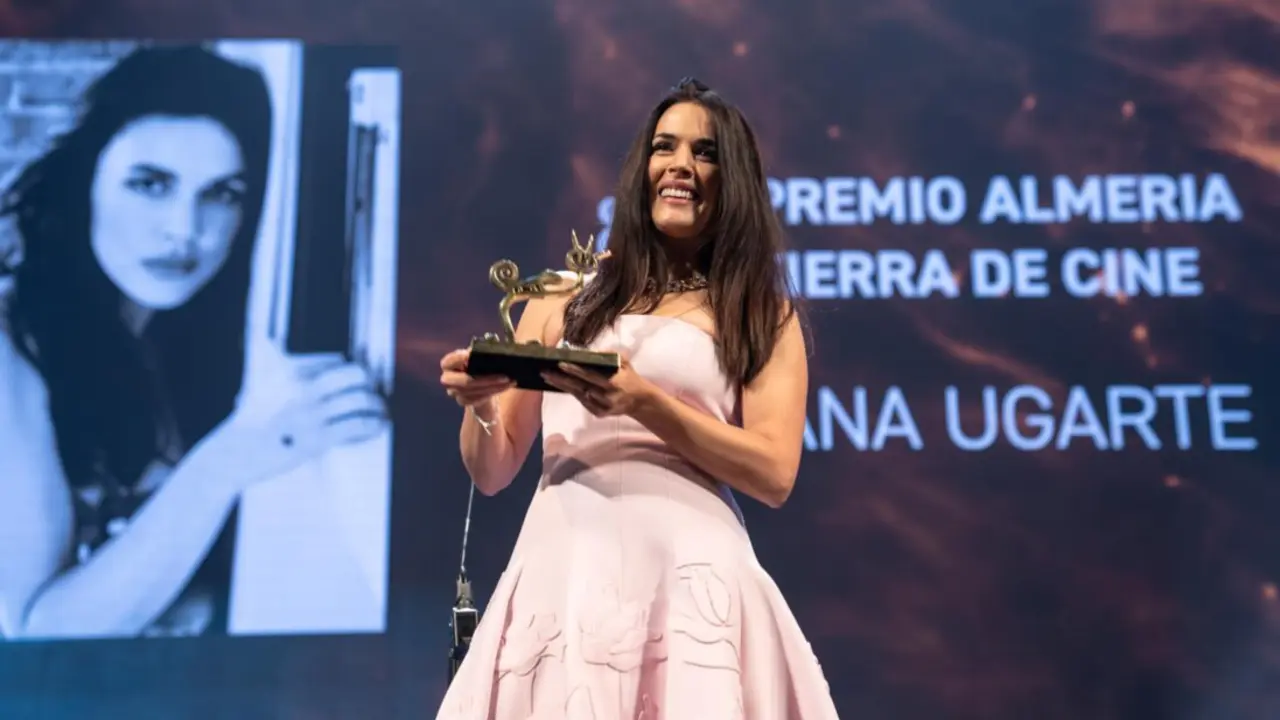 La actriz Adriana Ugarte recoge el premio 'Almer&iacute;a, tierra de cine'.
- DIPUTACI&Oacute;N DE ALMER&Iacute;A