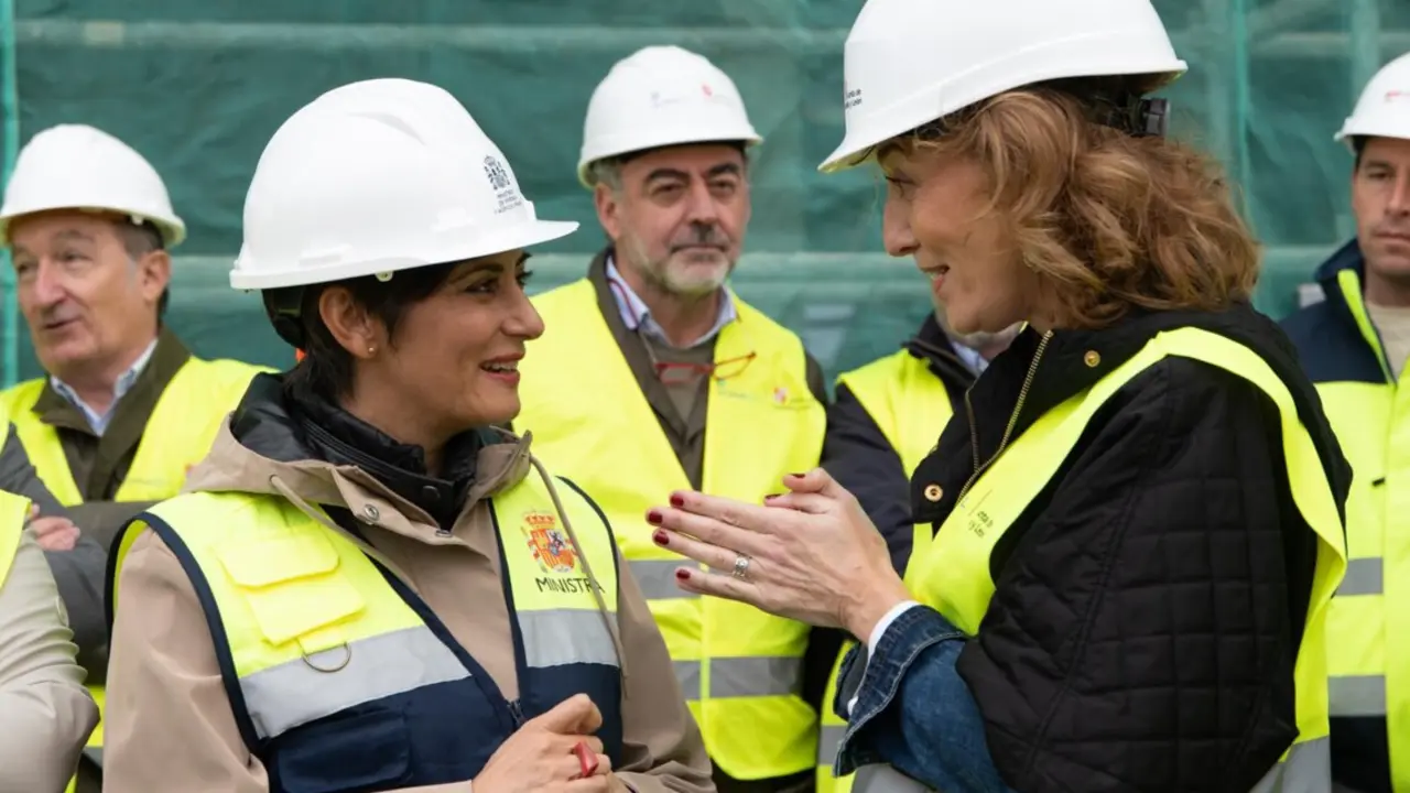 La ministra de Vivienda y Agenda Urbana, Isabel Rodr&iacute;guez (i), visitan una promoci&oacute;n de 50 viviendas de alquiler asequible, en la calle Hijas de la Caridad, 6, a 15 de noviembre de 2025, en Palencia, Castilla y Le&oacute;n (Espa&ntilde;a)
