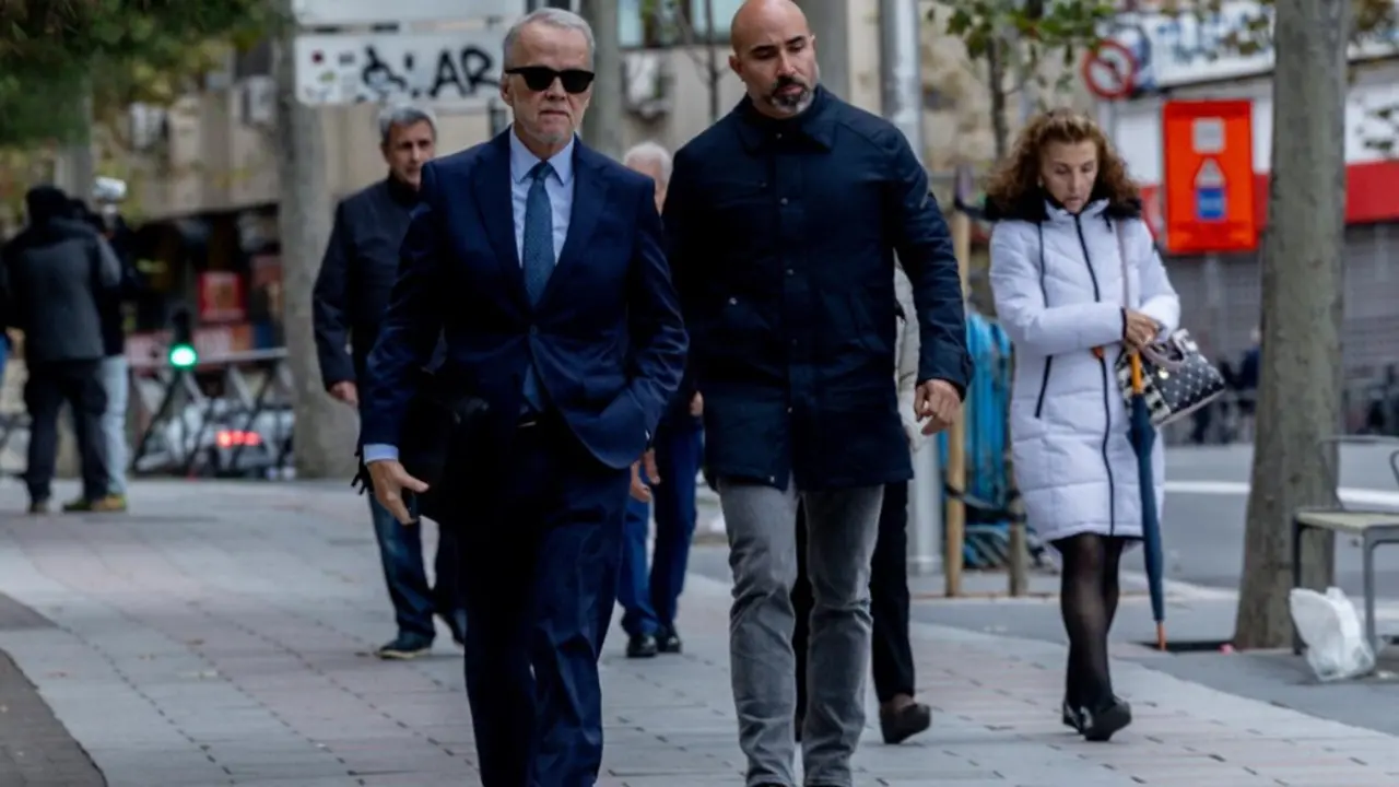 El abogado de Bego&ntilde;a G&oacute;mez, Antonio Camacho (i), a su salida de los juzgados de Plaza de Castilla, a 16 de noviembre de 2025, en Madrid (Espa&ntilde;a).
- Ricardo Rubio - Europa Press